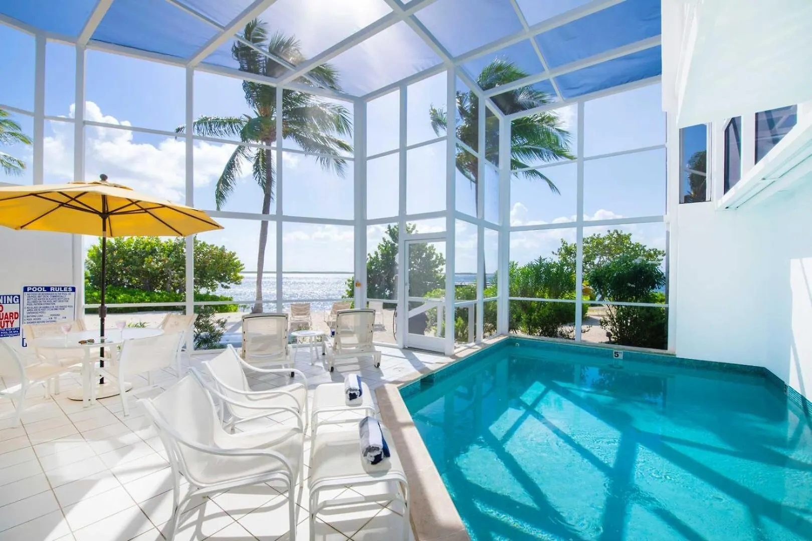 Pools Of The Kai 11 Daire Driftwood Village Cayman Adaları